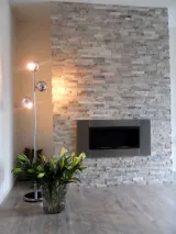 Sfeerhaard in steenstrip wand met bloemen