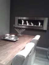 Moderne sfeerhaard boven eettafel