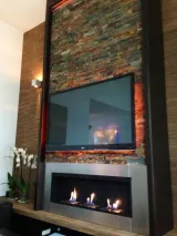 Sfeerhaard met steenstrip en TV