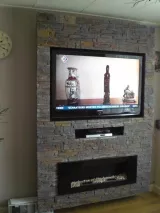 Lichte steenstrip wand met sfeerhaard