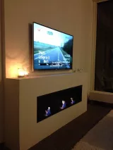 Witte wand met ingebouwde sfeerhaard