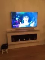 Witte sfeerhaard onder grote TV