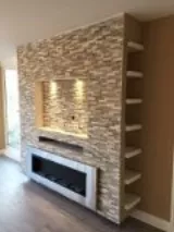 Steenstrip wand met ingebouwde sfeerhaard