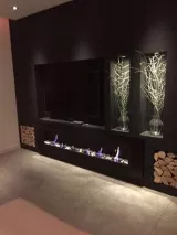 Luxe donkere wand met grote sfeerhaard