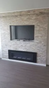 Steenstrip muur met inbouwhaard