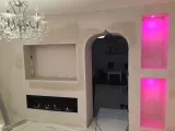Moderne woonkamer met roze accenten
