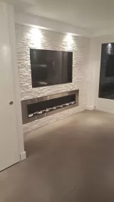 Steenstrip wand met verlichting