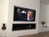 Witte wand met TV en sfeerhaard