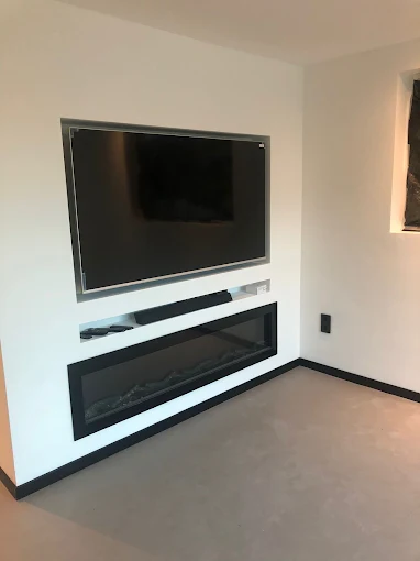 Inbouwhaard onder TV in moderne witte wand