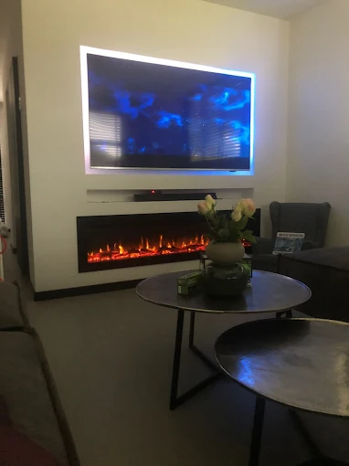 Sfeerhaard met blauwe LED verlichting en TV