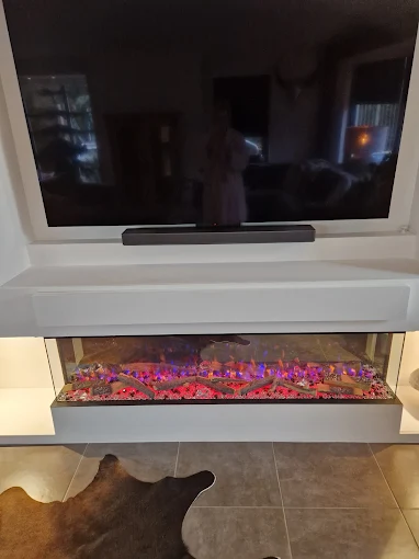 Driezijdige inbouwhaard met kleurrijke vlammen