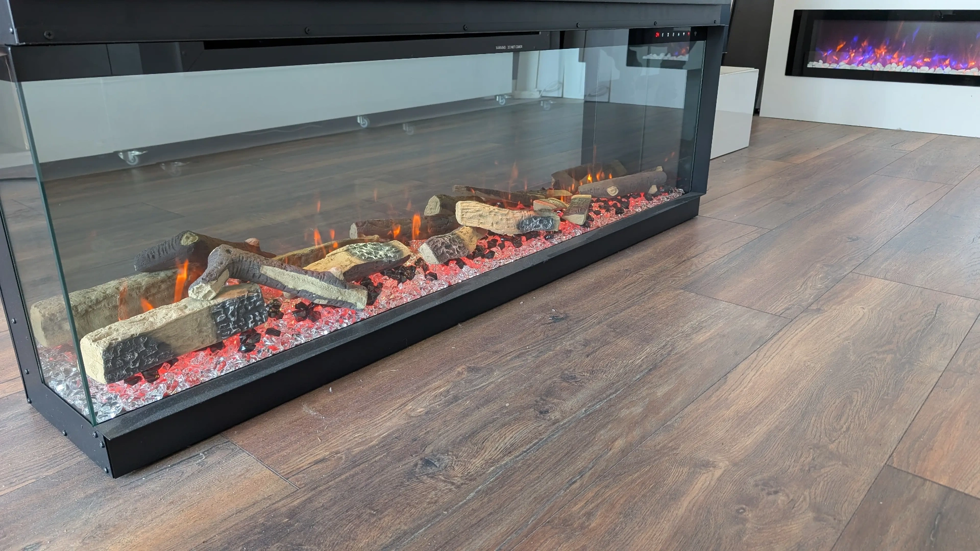 Detailopname sfeerhaard met houtblokken